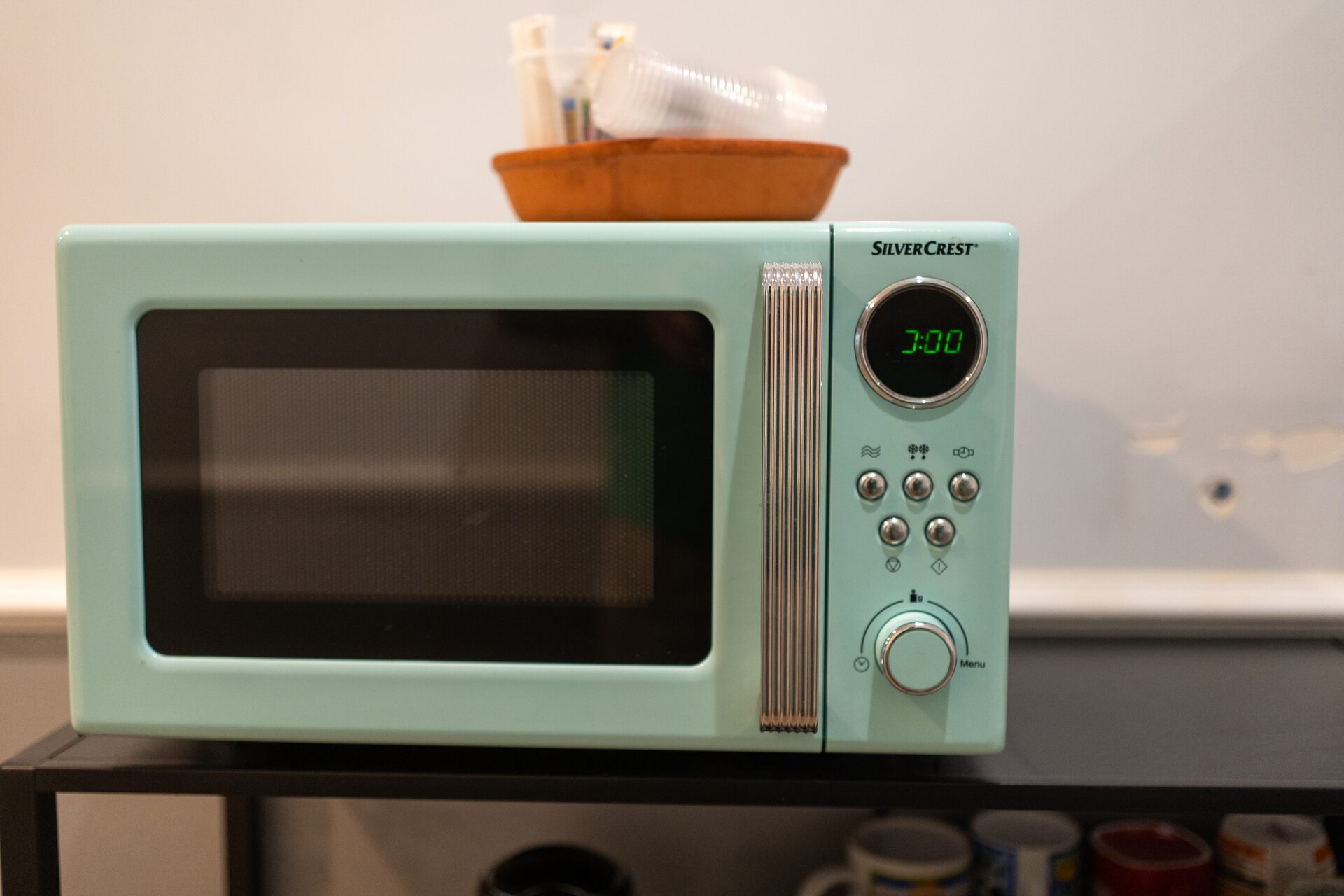 L'angolo colazione con il microonde vintage verde acqua