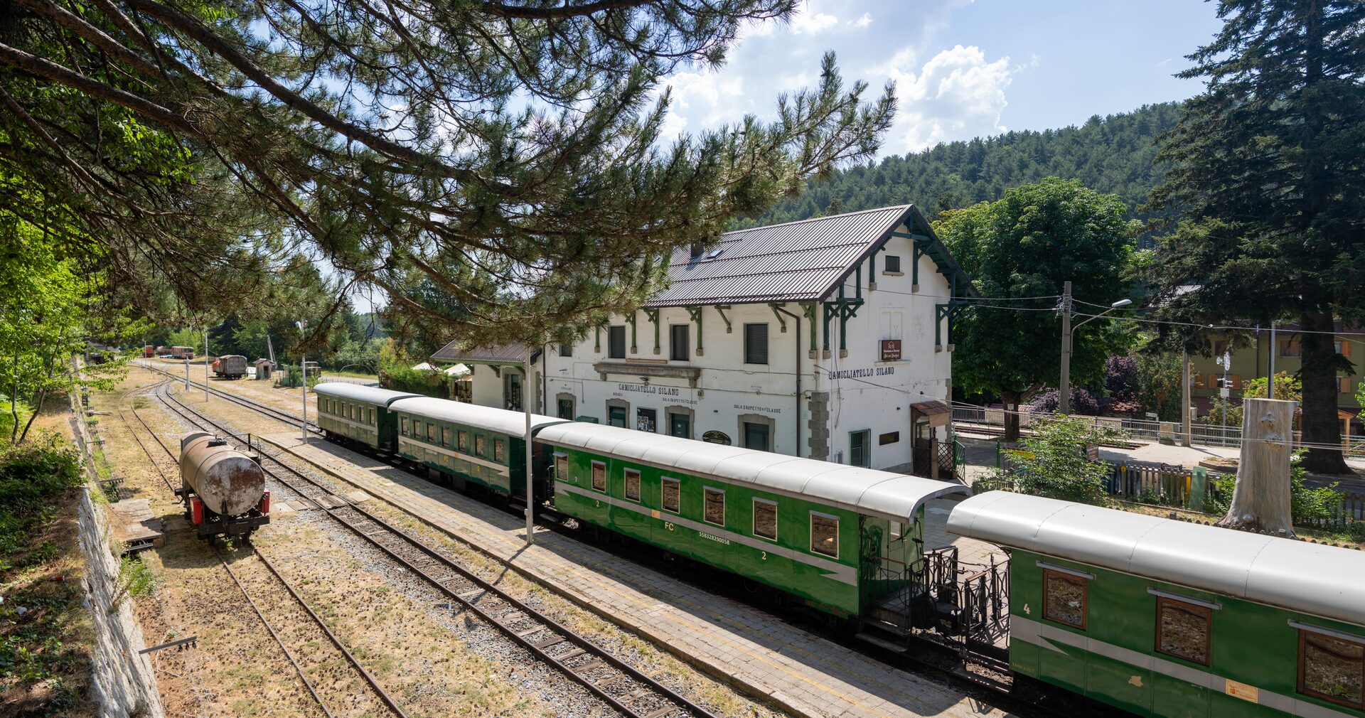 I binari a scartamento ridotto della Ferrovia Silana visti dall'alto, con le carrozze verdi in sosta