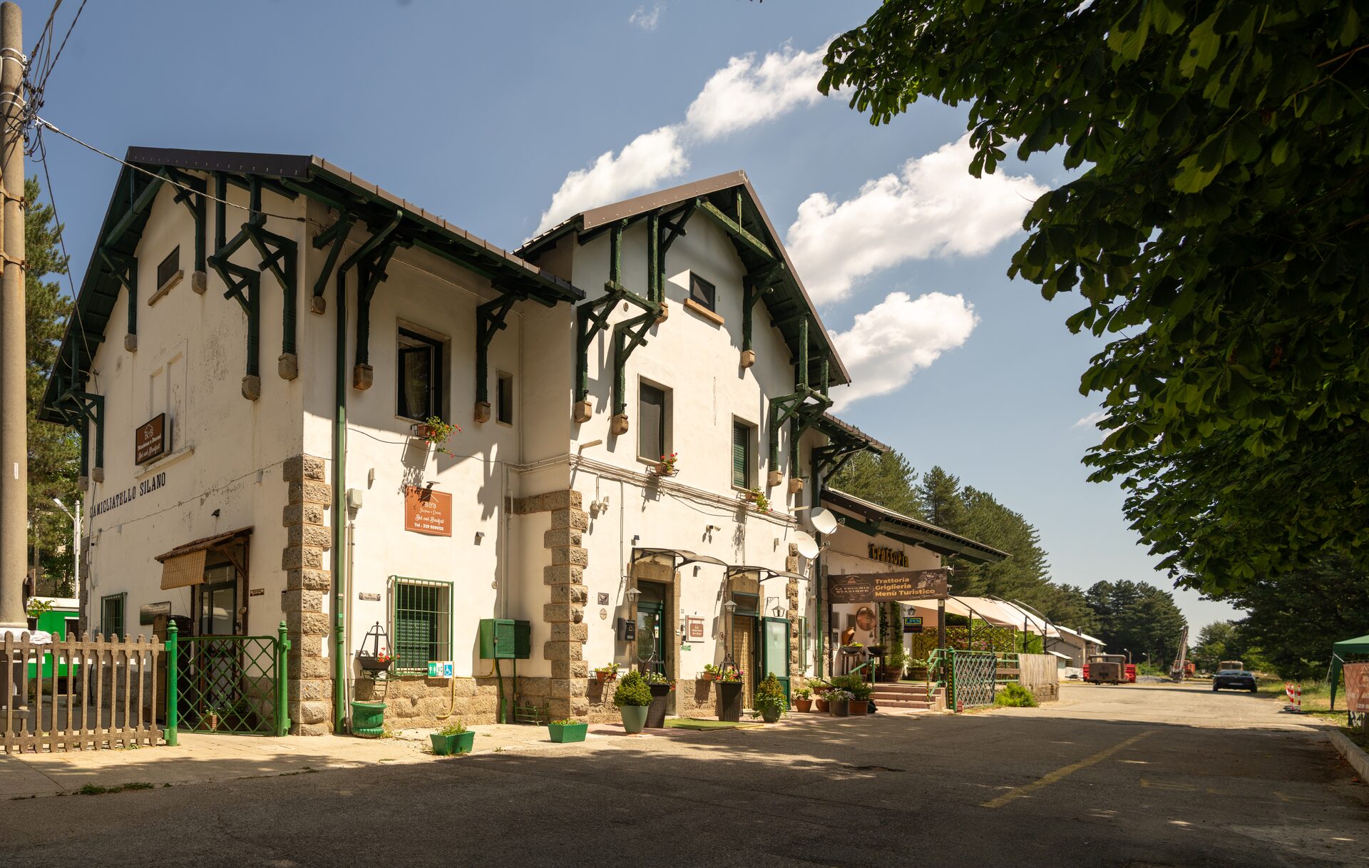 Il borgo della stazione di Camigliatello Silano con gli edifici storici e le botteghe