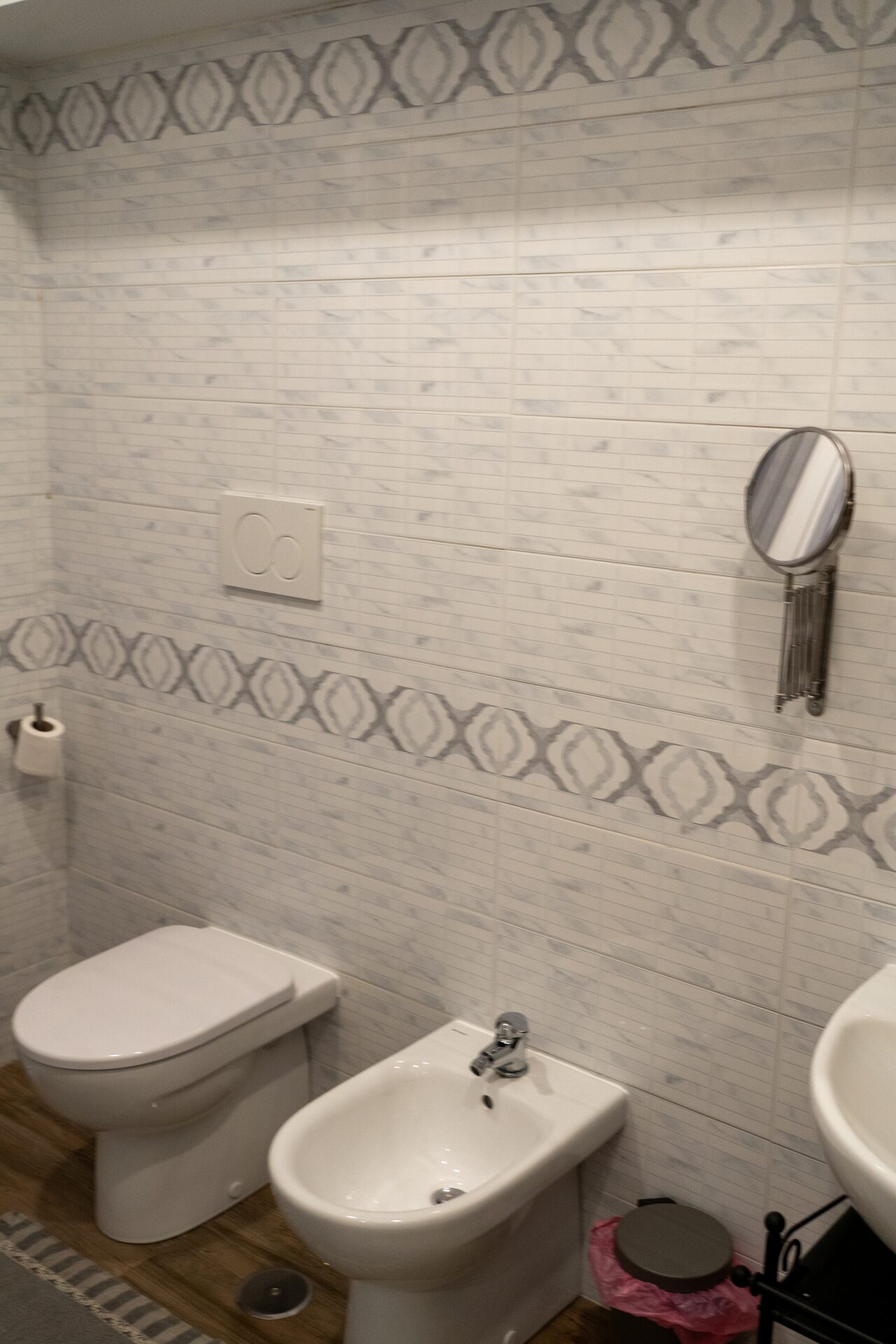 Bagno privato con sanitari e decoro a parete