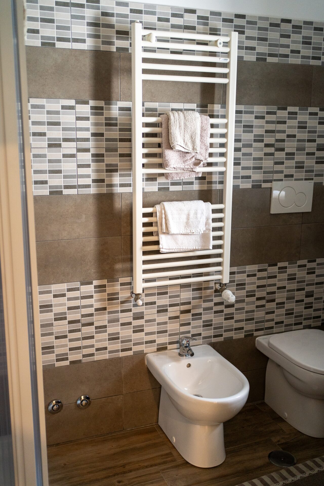 Il bagno privato di una camera del B&B, rivestito in mosaico