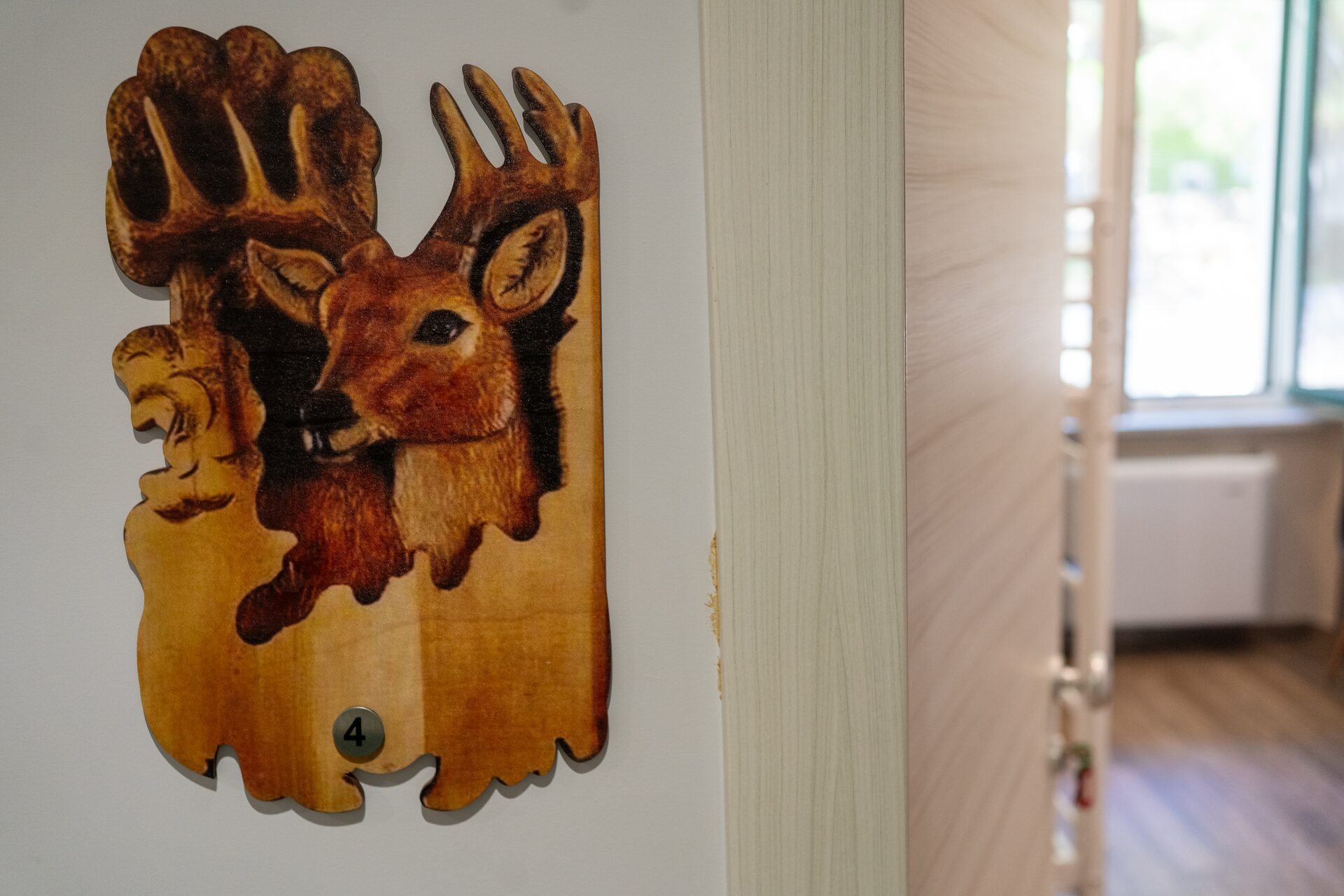 La testa di cervo in legno intagliato appesa nel corridoio