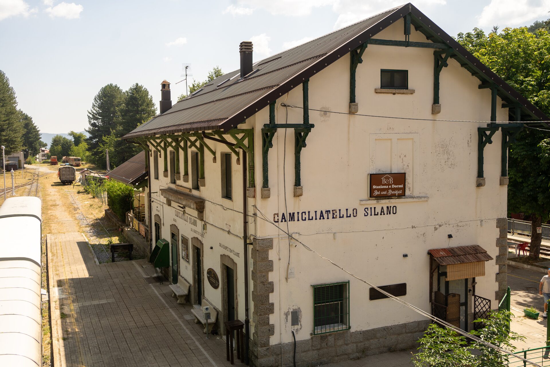 La facciata della stazione di Camigliatello Silano con gli infissi verdi e la scritta in rilievo