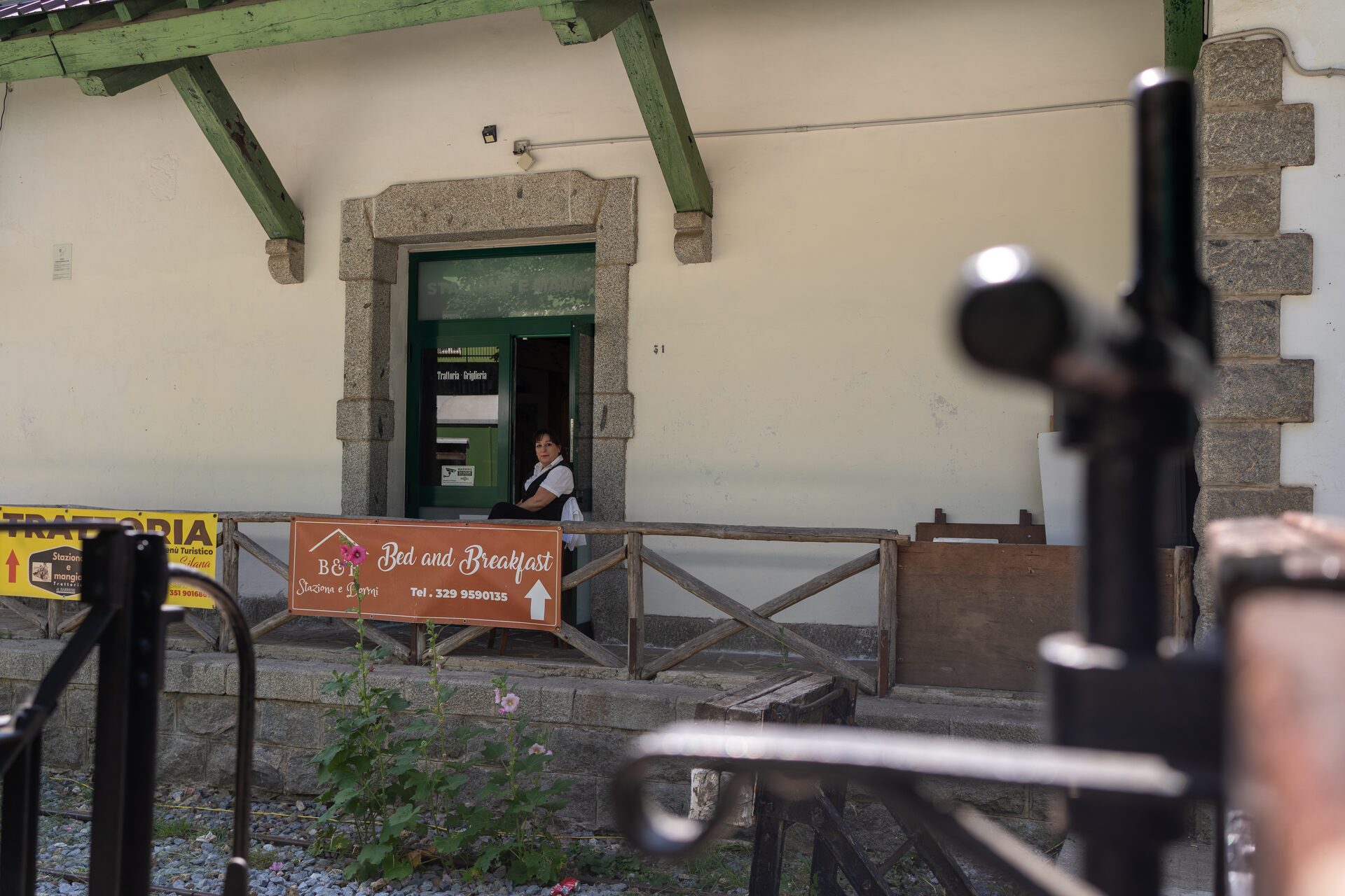 L'ingresso del B&B Staziona e Dormi nell'edificio della stazione di Camigliatello Silano