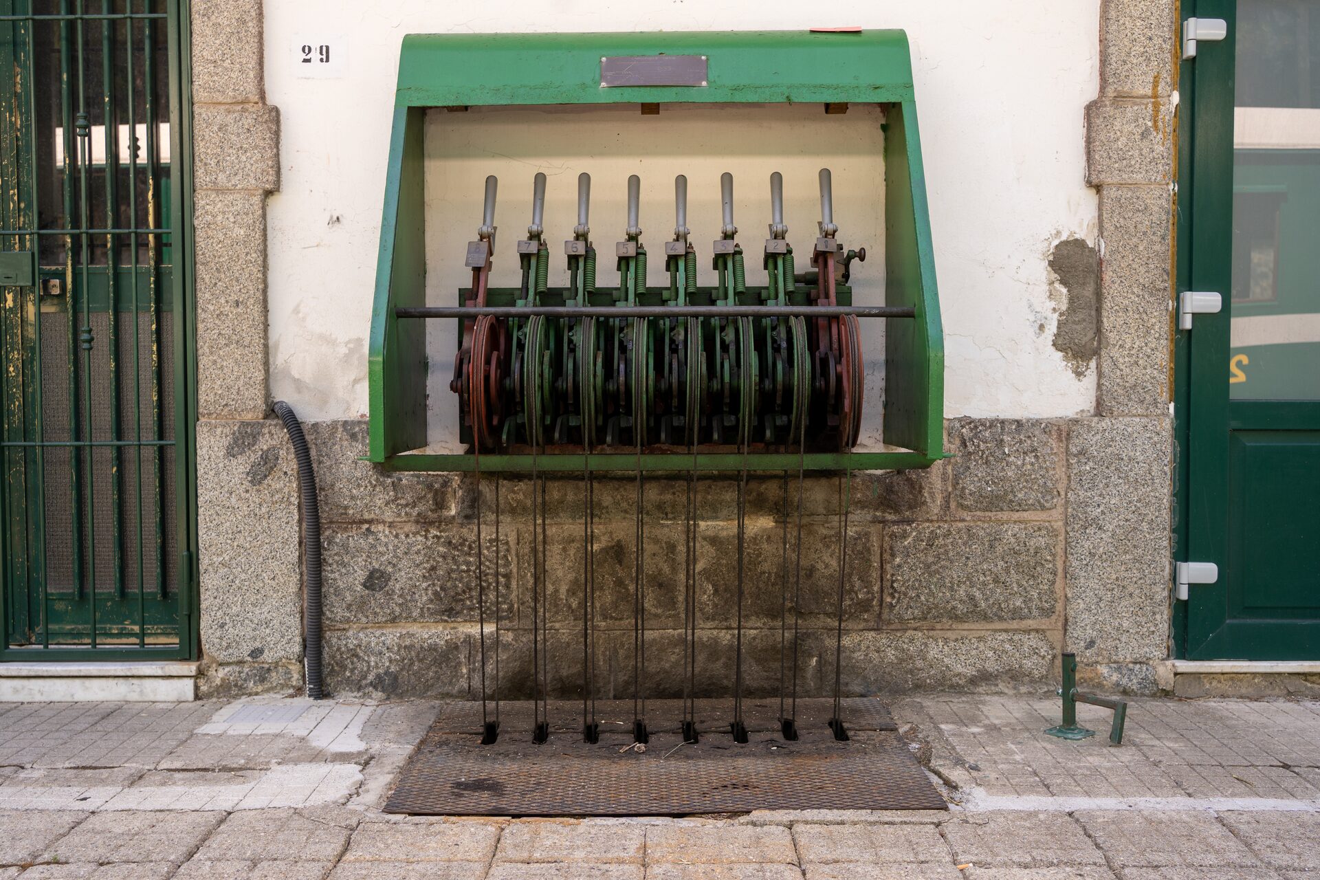 Il banco storico delle leve degli scambi sotto la tettoia della stazione
