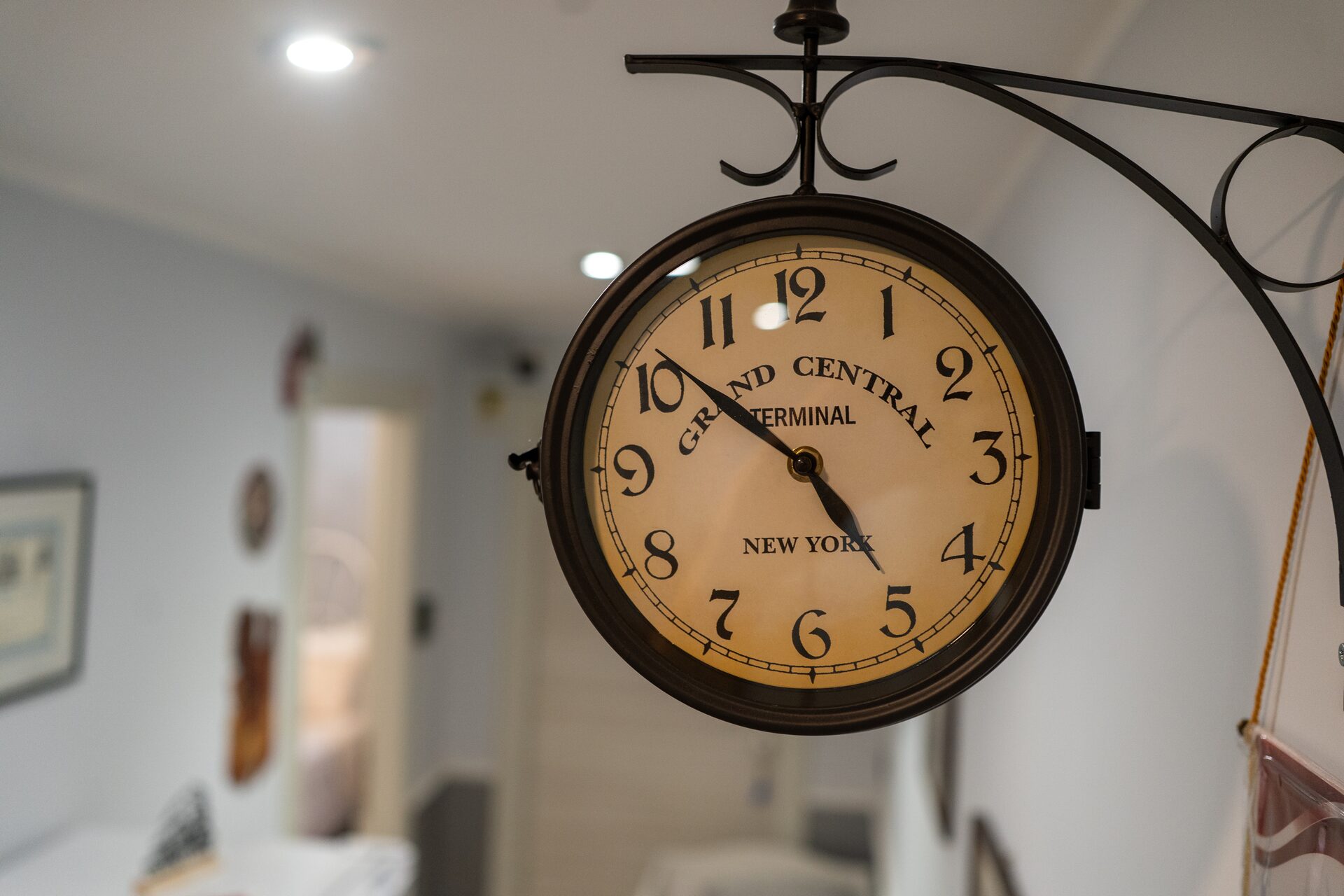 L'orologio della Grand Central Terminal appeso nella sala della colazione al primo piano