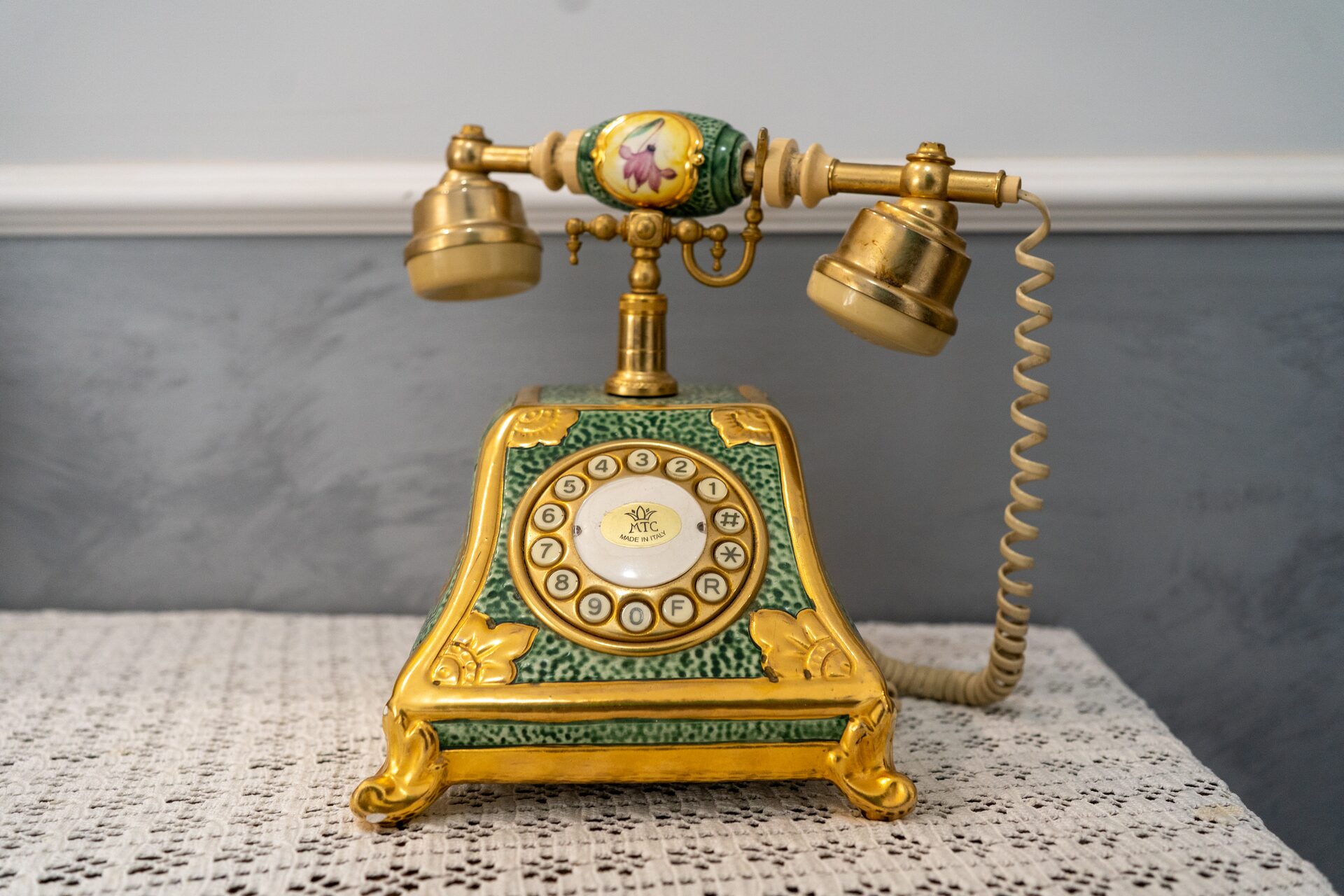 Il telefono vintage in ottone appoggiato sul tavolo