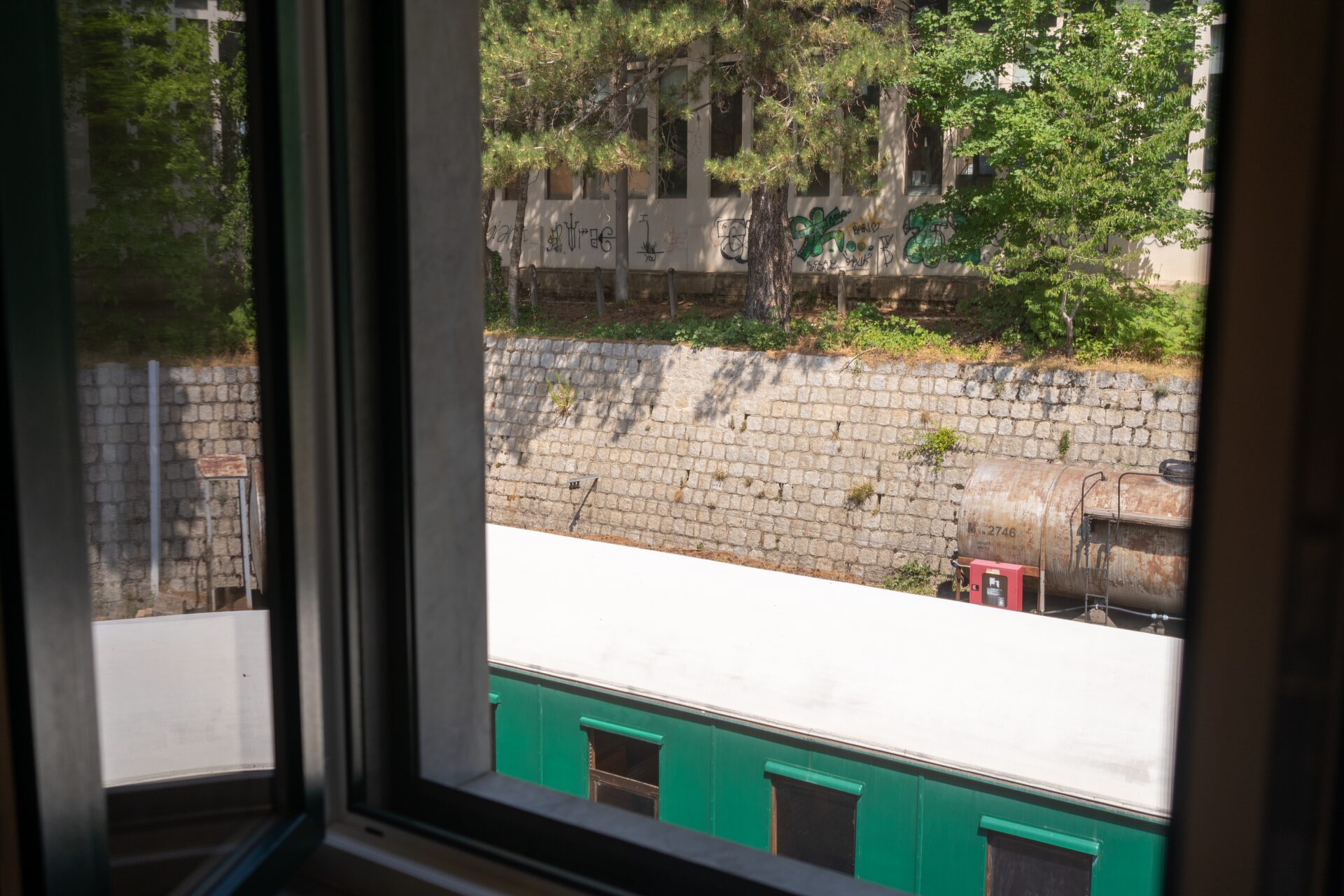 La vista dalla finestra di una camera del B&B Staziona e Dormi sulle carrozze del Treno della Sila